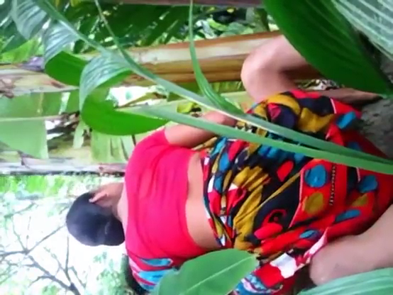 Desi hot bhabhi suck & play her boobs